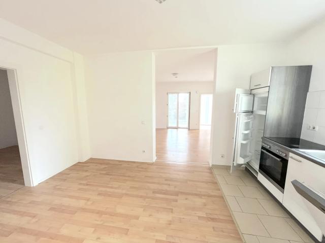 Großzügige 4 Zimmer Wohnung mit Garten, Terrasse und Wintergarten