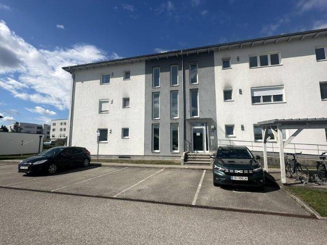 Großzügige 4 Zimmer Wohnung mit Loggia und 2 KFZ Stellplätze