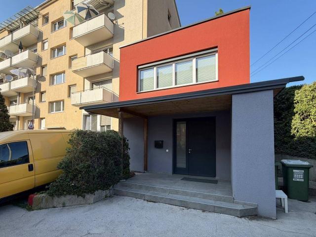 Großzügige 4 Zimmer Wohnung mit Reihenhaus Charakter und Terrasse