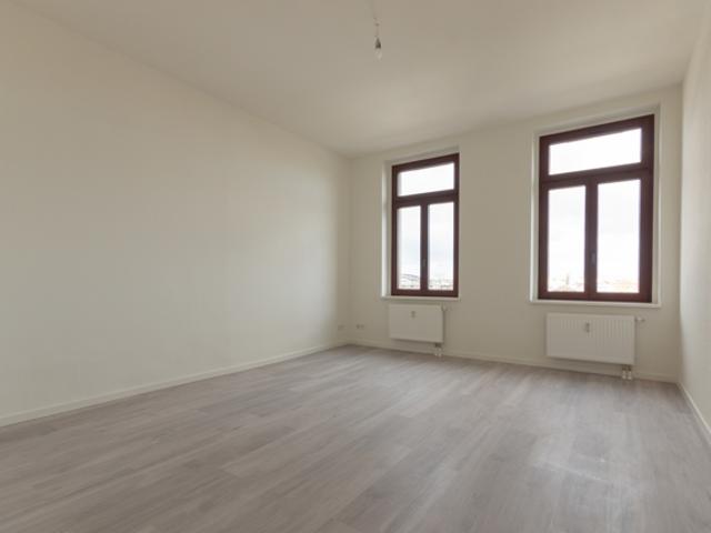 Großzügige 4 Zimmer Wohnung im Altbau