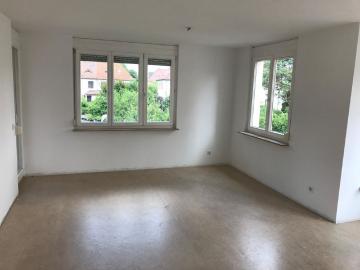 Großzügige 4 Zimmer Wohnung in Top Lage mit Balkon!