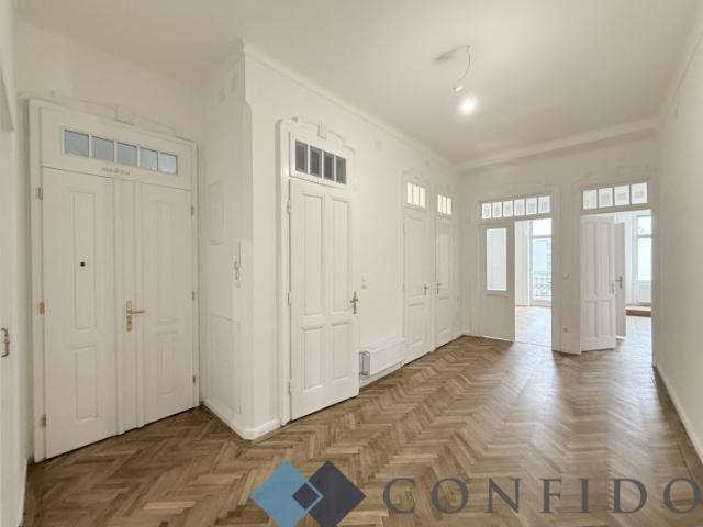Großzügige 4 Zimmer Altbauwohnung mit verglaster Veranda und Balkon!