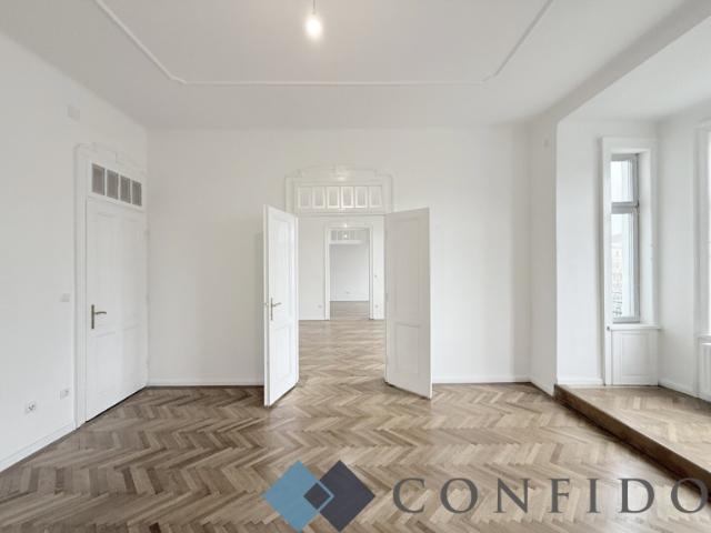 Großzügige 4 Zimmer Altbauwohnung mit verglaster Veranda und Balkon!