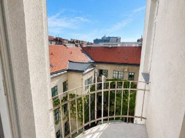 Großzügige 4 Zimmer Altbauwohnung mit Balkon, Fischgrätparkett & Entwicklungspotenzial nahe Taubstummengasse