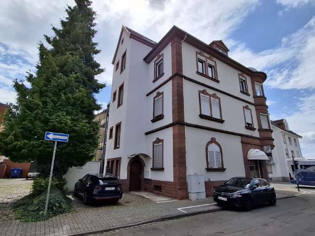 Großzügige 4 Zimmer Altbauwohnung mit Charakter