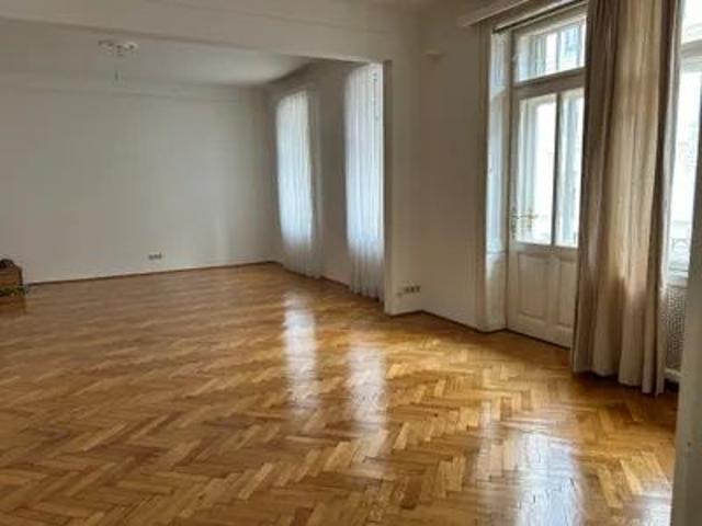 Grosszügige 4 Zimmer Altbau Wohnung