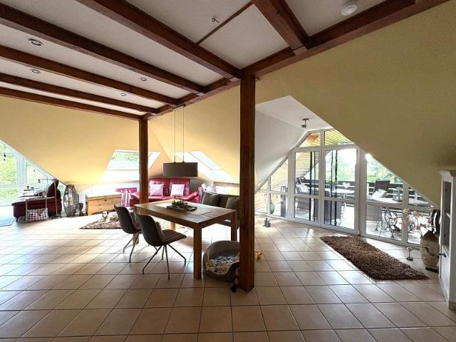 Großzügige 4 Zimmer Dachgeschosswohnung mit traumhaftem Blick ins Grüne und Loggia in Lemke!