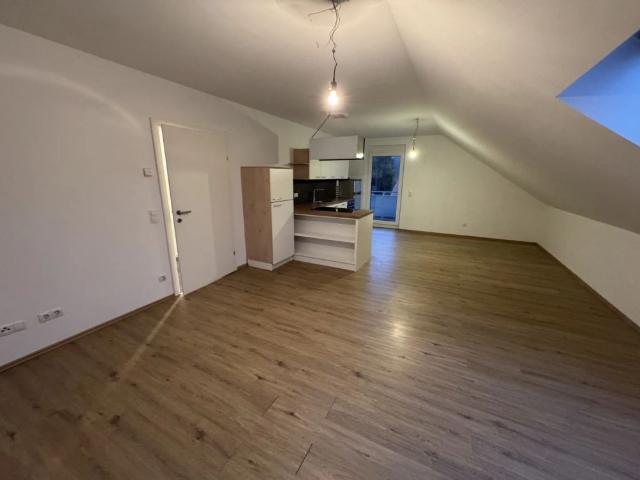 GROßZÜGIGE 4 ZIMMER DACHGESCHOSSWOHNUNG MIT BALKON! SOFORT VERFÜGBAR!