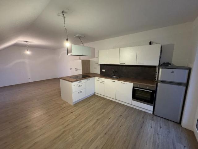 GROßZÜGIGE 4 ZIMMER DACHGESCHOSSWOHNUNG MIT BALKON! SOFORT VERFÜGBAR!