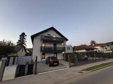 GROßZÜGIGE 4 ZIMMER DACHGESCHOSSWOHNUNG MIT BALKON! SOFORT VERFÜGBAR!