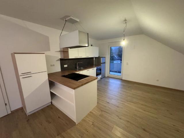 GROßZÜGIGE 4 ZIMMER DACHGESCHOSSWOHNUNG MIT BALKON! SOFORT VERFÜGBAR!