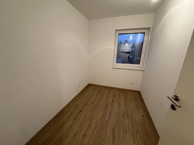 GROßZÜGIGE 4 ZIMMER DACHGESCHOSSWOHNUNG MIT BALKON! SOFORT VERFÜGBAR!