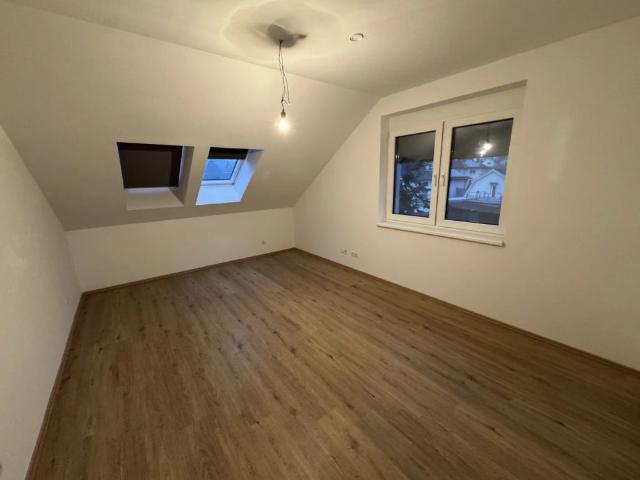GROßZÜGIGE 4 ZIMMER DACHGESCHOSSWOHNUNG MIT BALKON! SOFORT VERFÜGBAR!