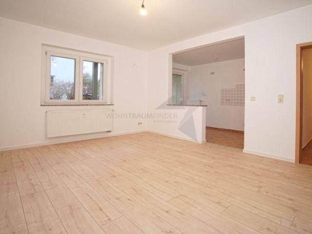 Großzügige 4 Zimmer EG Wohnung mit Tageslichtbad und Balkon in ruhiger Lage