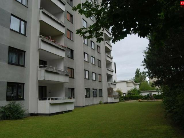 großzügige 4 zimmer familienwohnung mit balkon & tiefgarage in zentraler lage in haid ab august verfügbar !