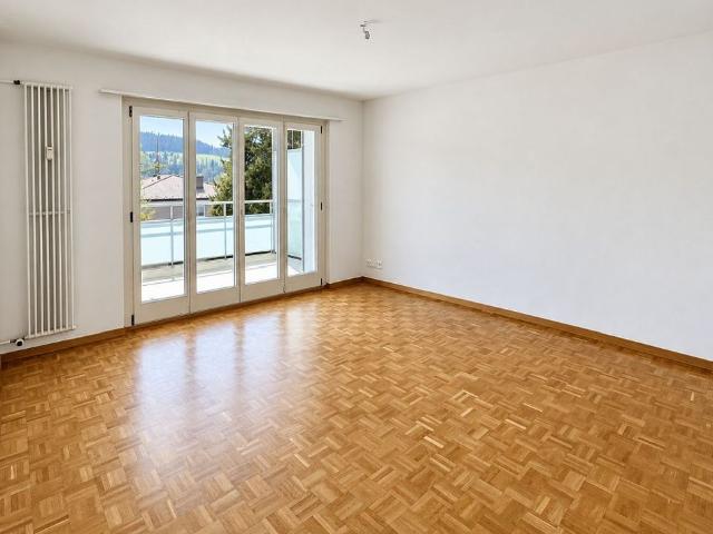 Grosszügige 4 Zimmerwohnung, 2. Stock rechts