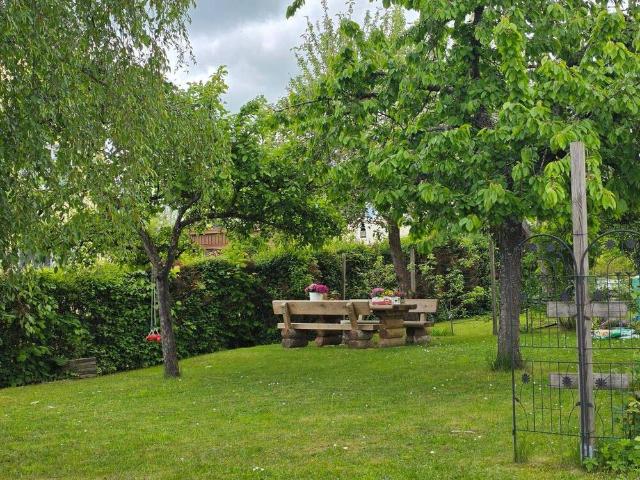 Großzügige 4 12 Zimmer Wohnung mit Südwestbalkon und Gartennutzung