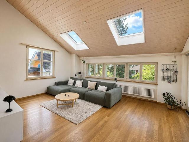 Grosszügige 4 1/2 Zimmerwohnung