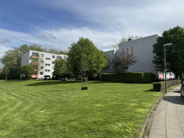 Großzügige 4,5 Zimmer Eigentumswohnung mit Loggia und Einbauküche im 1. OG in Essen Schonnebeck