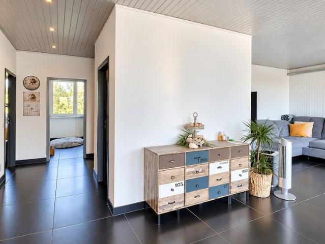 Grosszügige 4.5 Zimmer Wohnung inkl. Doppelgarage mit viel Privatsphäre und Dachterrasse