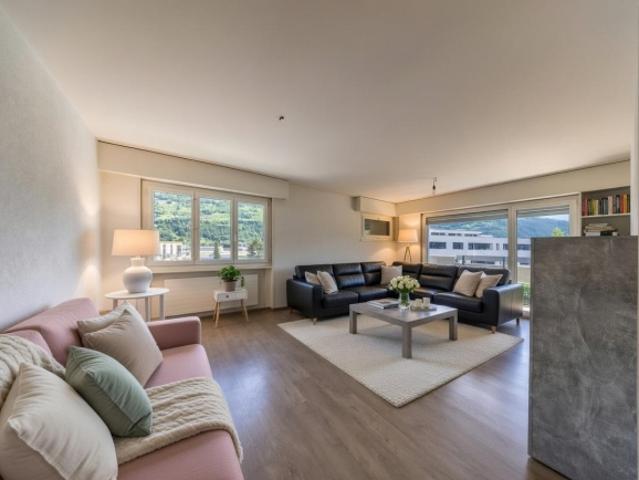 Grosszügige 4.5 Zimmer Wohnung mit Balkon