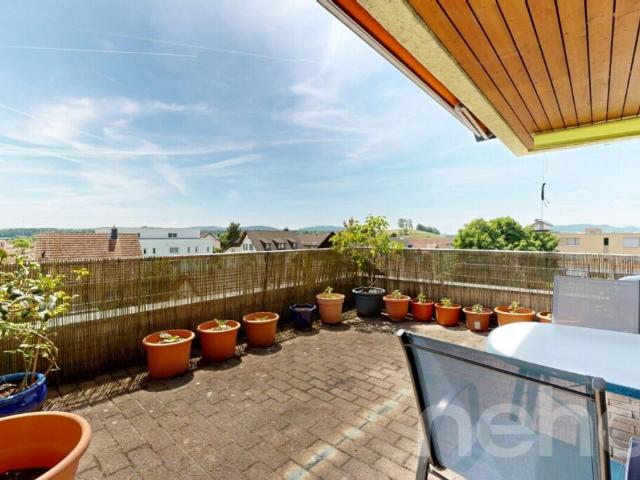 Grosszügige 4.5 Zimmer Wohnung mit Cheminée, Balkon & Ausbaupotenzial