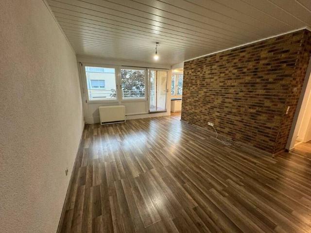Großzügige 4,5 Zimmer Wohnung mit Südbalkon, moderner Einbauküche & Garage in zentraler Lage