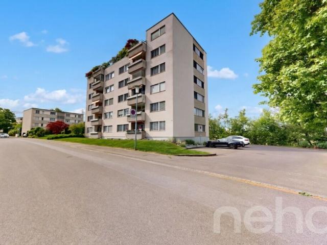 Grosszügige 4.5 Zimmer Wohnung mit viel Potenzial an ruhiger Lage