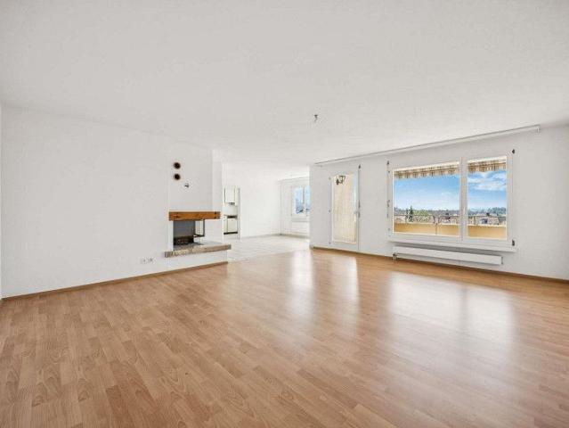 Grosszügige 4.5 Zimmer Wohnung mit Weitsicht