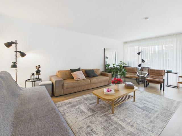 Großzügige 4,5 Zimmer Wohnung mit zwei Balkonen und zwei Stellplätzen in Düsseldorf Mörsenbroich