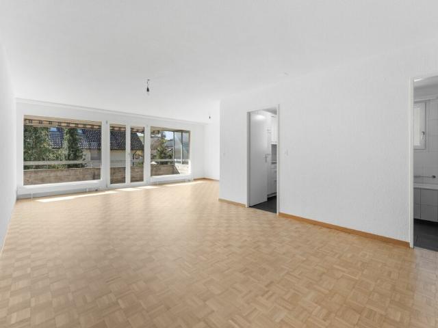 Grosszügige 4.5 Zimmerwohnung mit Balkon an zentraler Lage