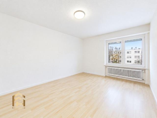 Grosszügige 4.5 ZWG mit Balkon und Gartensitzplatz in Boll