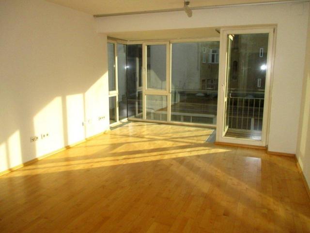 Großzügige 5 Zi Terrassenwohnung mit Balkon, Garage & Lift im Herzen von Mariahilf!
