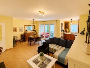 Großzügige 5 Zimmer Wohnung mit zwei Balkonen, Aufzug und Tiefgarage in begehrter Lage am Rebstockpark