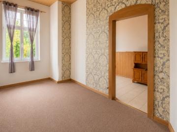 Großzügige 5 Zimmer Wohnung mit Balkon in Eisenberg Heinrich Immobilien