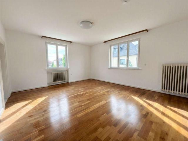 Großzügige 5 Zimmer Wohnung mit Balkon und Garage in Neustadt!