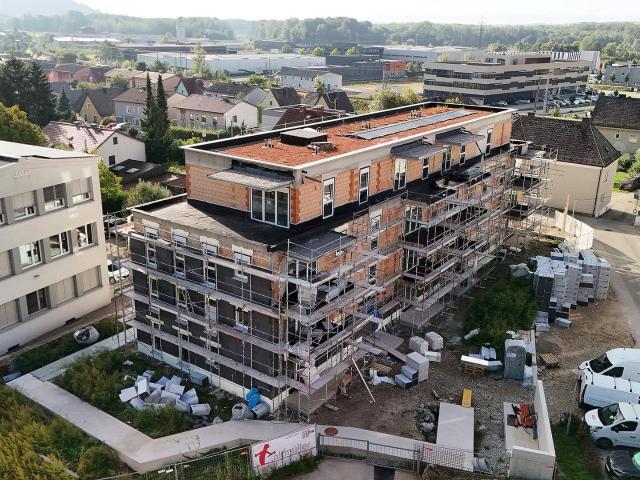 Großzügige 5 Zimmer Wohnung mit Balkon und zwei Stellplätzen!