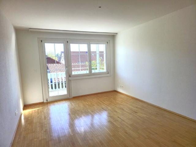Grosszügige 5 Zimmer Wohnung mit Cheminée und Balkon in Neerach