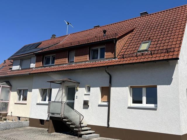Großzügige 5 Zimmer Wohnung mit Garten, Terrasse und Garage