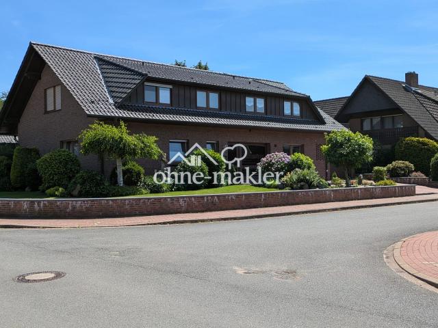 Großzügige 5 Zimmer Wohnung mit Hausgefühl, 2 Balkonen, Doppelcarport & Garage