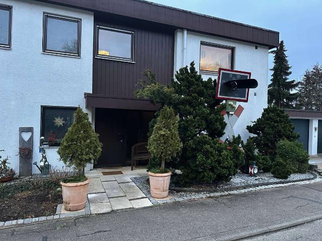 Großzügige 5 Zimmer Wohnung in bevorzugter Halbhöhenlage
