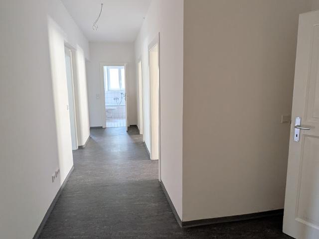 Großzügige 5 Zimmer Wohnung in zentraler Lage!