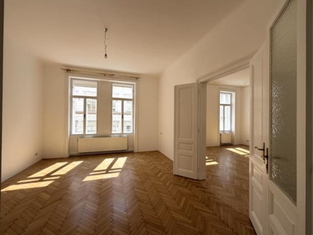 Großzügige 5 Zimmer Altbauwohnung mit Balkon / Spacious 5 Room Period Apartment with Balcony /