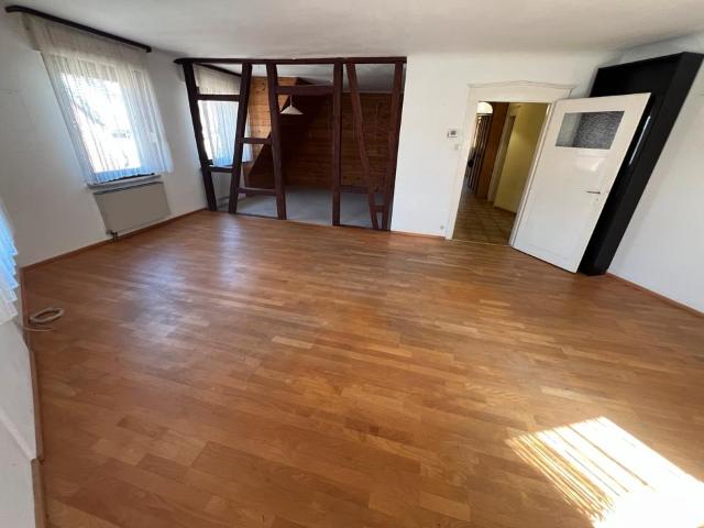 Grosszügige 5 Zimmer Altbau Stadtwohnung
