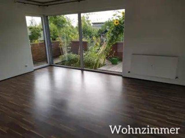 Großzügige 5 Zimmer EG wohnung mit großem Garten,Terrasse,Garage