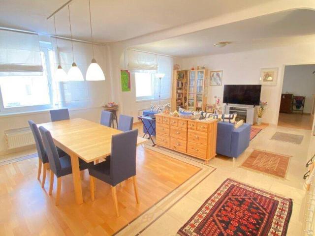 Großzügige 5 Zimmer Eigentumsimmobilie, aufgeteilt in zwei separate Wohneinheiten, mit Loggia und ausgezeichneter U Bahn Anbindung im Herzen von 1040 Wien!