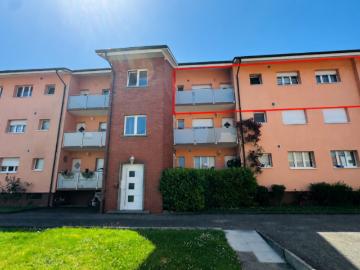 Grosszügige 5.5 Zimmer Wohnung mit mehreren Balkonen, Carport, Parkplatz & viel Stauraum