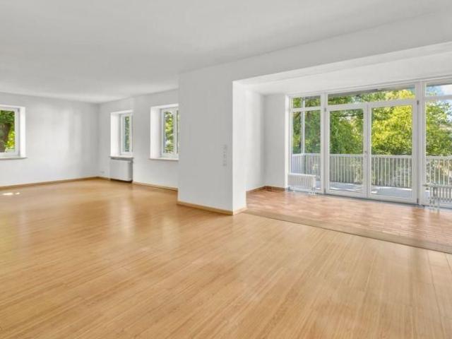 Großzügige 5,5 Zimmer Wohnung mit Balkon und zwei Stellplätzen in beliebter Innenstadt Lage