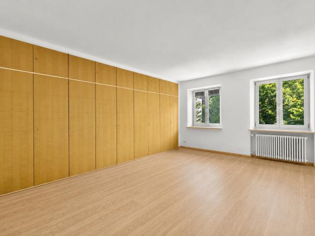 Großzügige 5,5 Zimmer Wohnung mit Balkon und zwei Stellplätzen in beliebter Innenstadt Lage