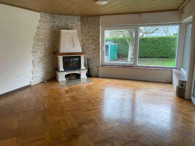 Großzügige 6 Zimmer Wohnung mit Garten, Wintergarten, Kamin & Garage